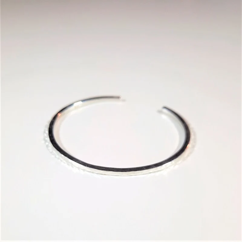 Armspange Cola Structural Silber gehämmert