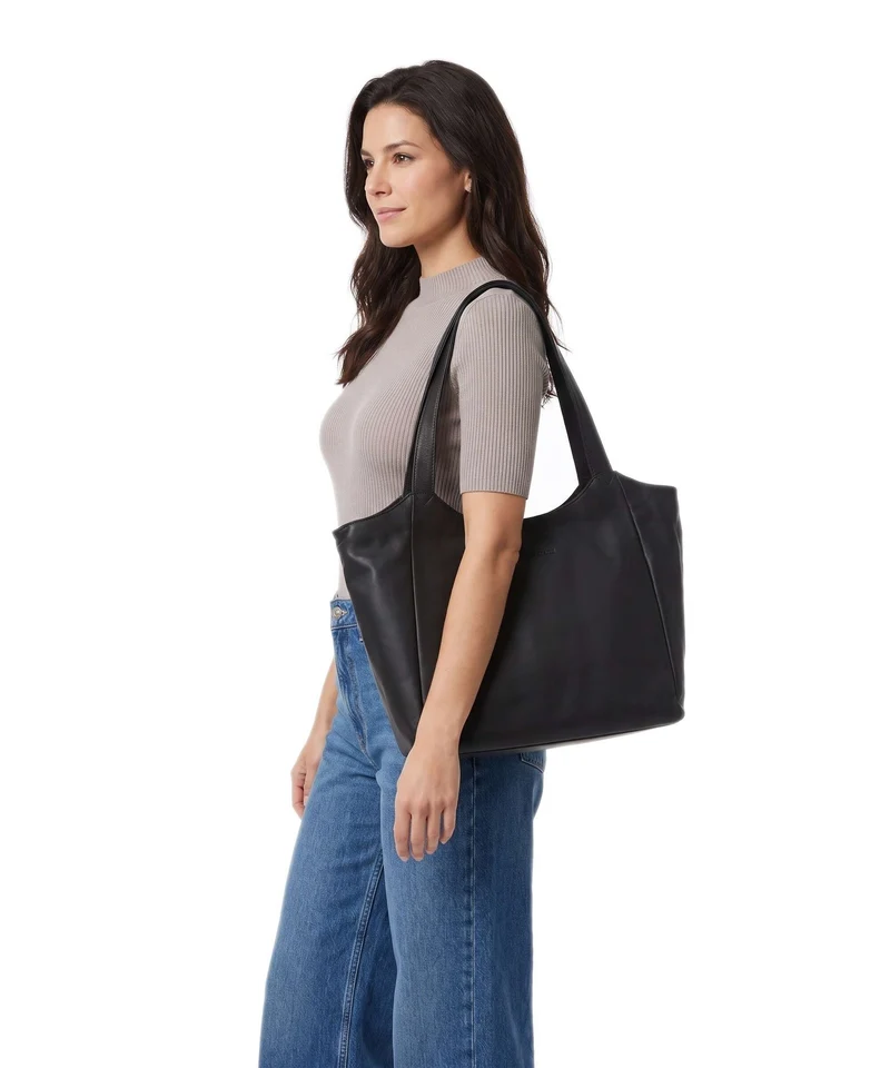 The Chesterfield Brand Wax Pull Up Cow Mireya Shopper black