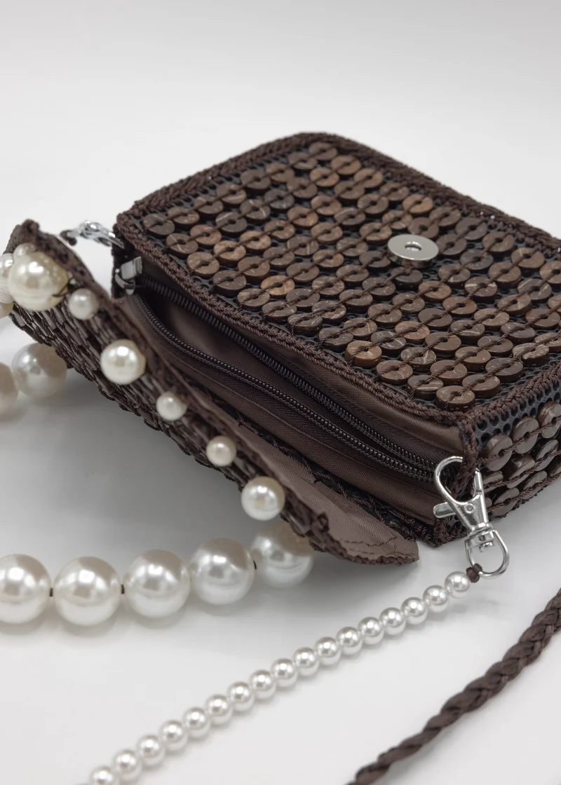 Kleine Tasche mit weißem Perlen-Henkel - dunkelbraun