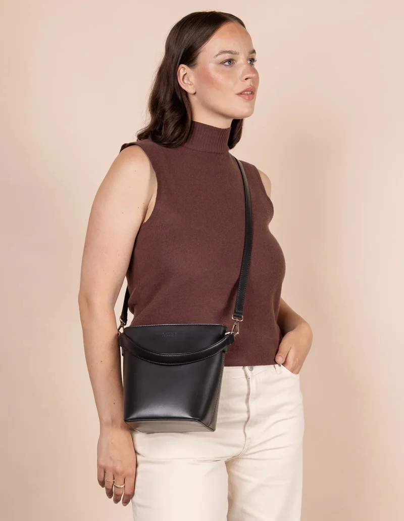 Handtasche vegan Bobbi Midi Apfelleder Schwarz
