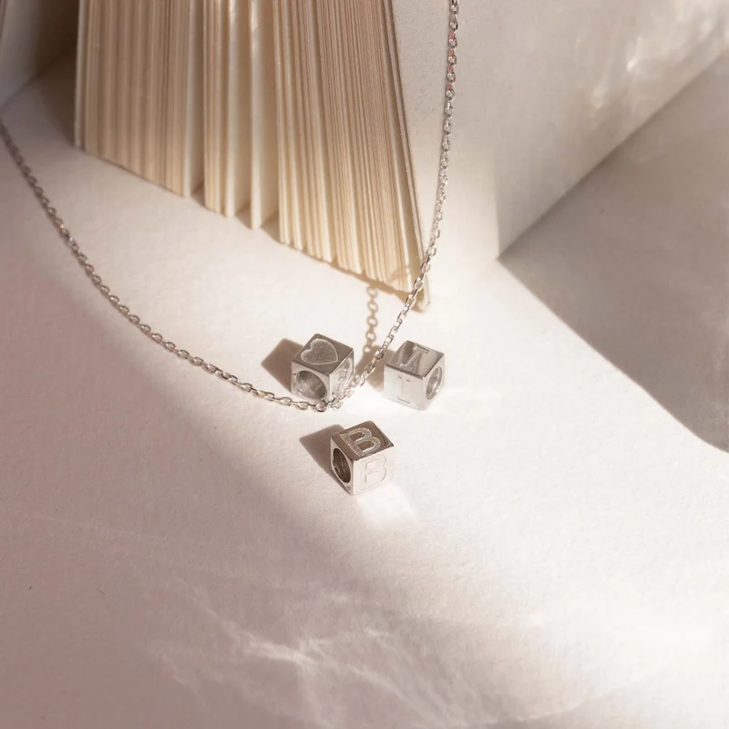 Isabel Bernard Saint Germain Felie 14 Karat | Weißgold Kubus Charm IB350051