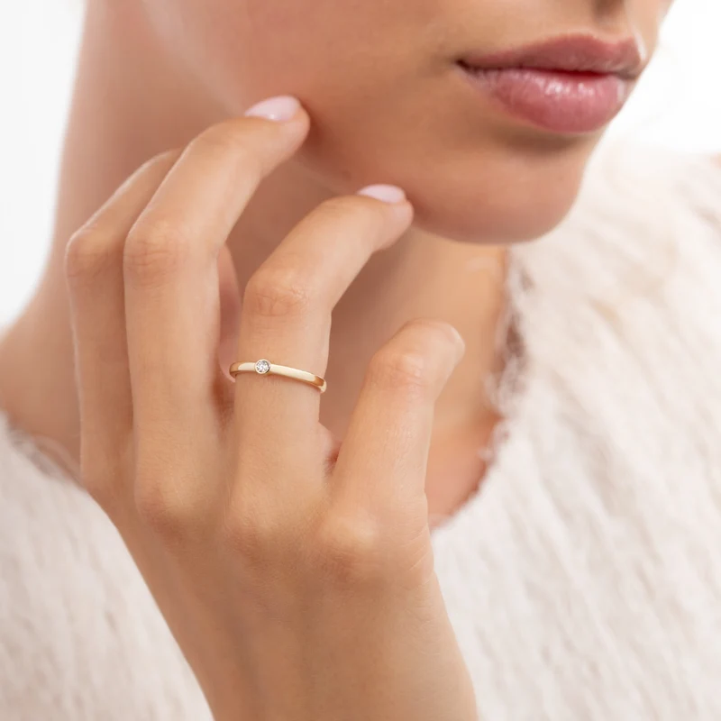 Isabel Bernard Rivoli Josie 14 Karat Gold Stapelring mit Zirkonia-Stein IB330112-48