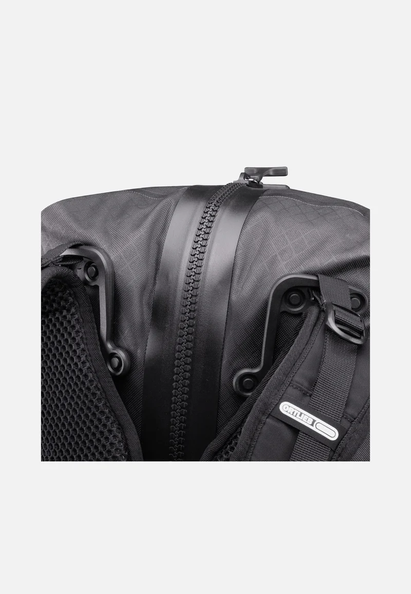 Atrack Metrosphere 34 Black Embossed - Reiserucksack