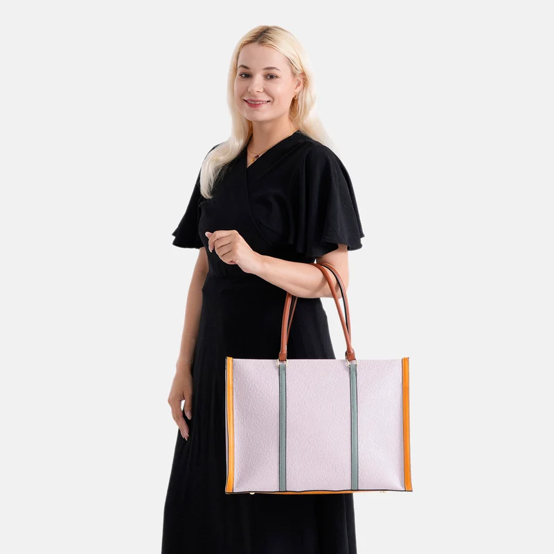 City-Shopper im Colourblock-Design aus Kunstleder mit Schulterriemen und Reißverschlussfächern, ca. 42 x 14 x 30 cm, Pfirsich