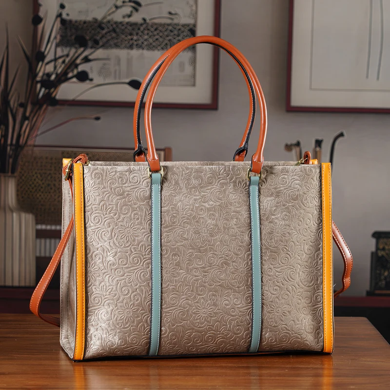 City-Shopper im Colourblock-Design aus Kunstleder mit Schulterriemen und Reißverschlussfächern, ca. 42 x 14 x 30 cm, Pfirsich