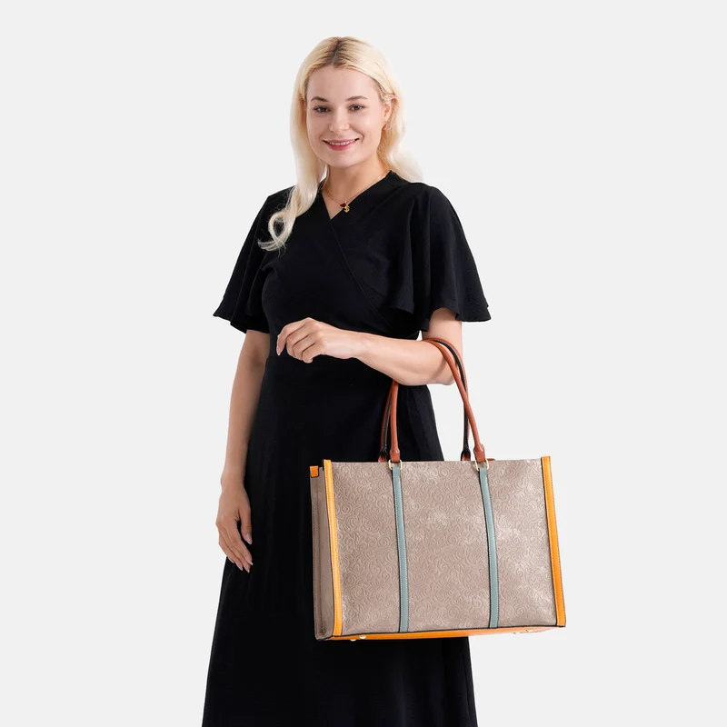 City-Shopper im Colourblock-Design aus Kunstleder mit Schulterriemen und Reißverschlussfächern, ca. 42 x 14 x 30 cm, Pfirsich