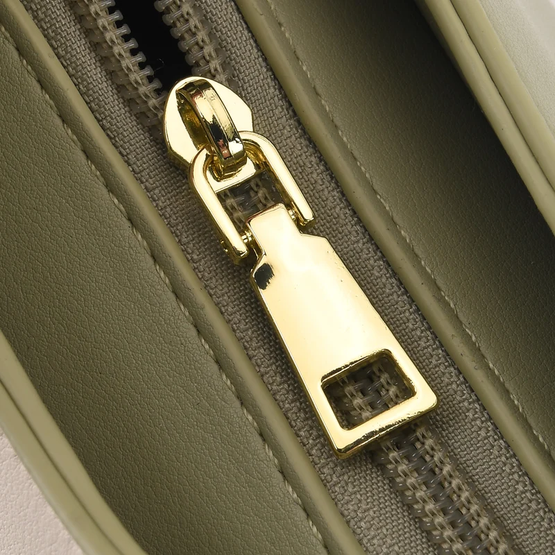 Kunstleder-Handtasche mit Tragegriffen und Umhängeriemen, florales Detail, Reißverschlussfächer, 30x22x11 cm, Gelb/Creme