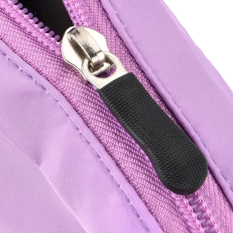 Umhängetasche mit mehreren Reißverschlussfächern und RFID-Schutz, Größe 12,5x6x16 cm, Rosenrot