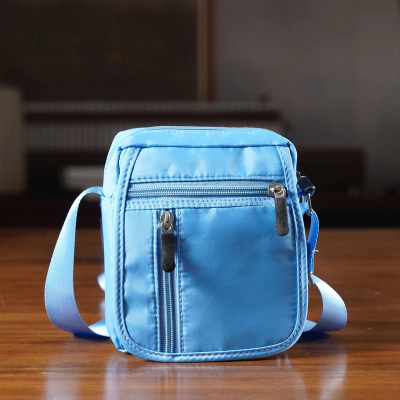 Umhängetasche mit mehreren Reißverschlussfächern und RFID-Schutz, Größe 12,5x6x16 cm, Rosenrot