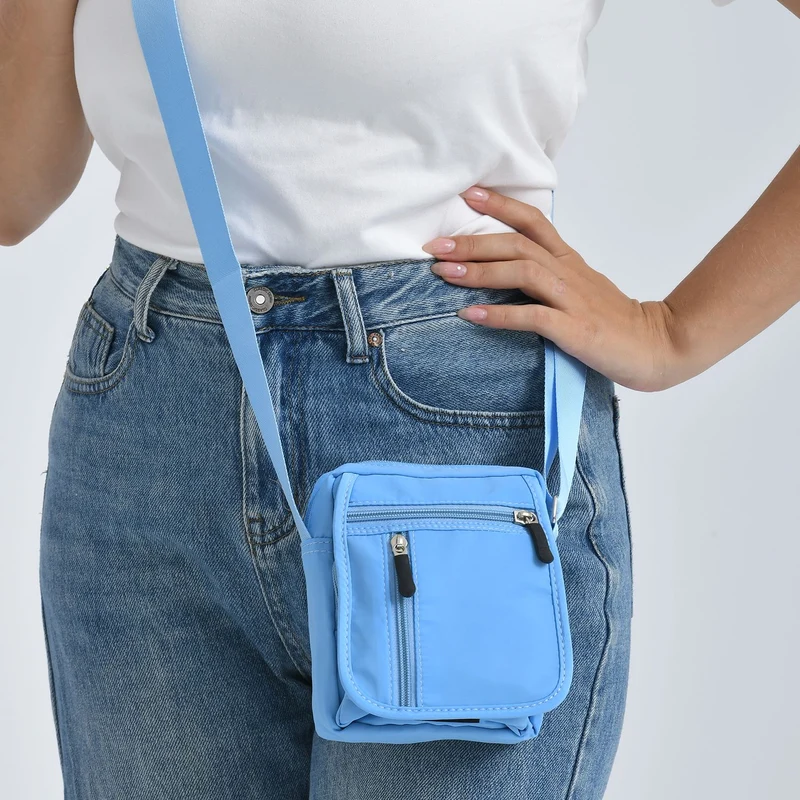 Umhängetasche mit mehreren Reißverschlussfächern und RFID-Schutz, Größe 12,5x6x16 cm, Rosenrot