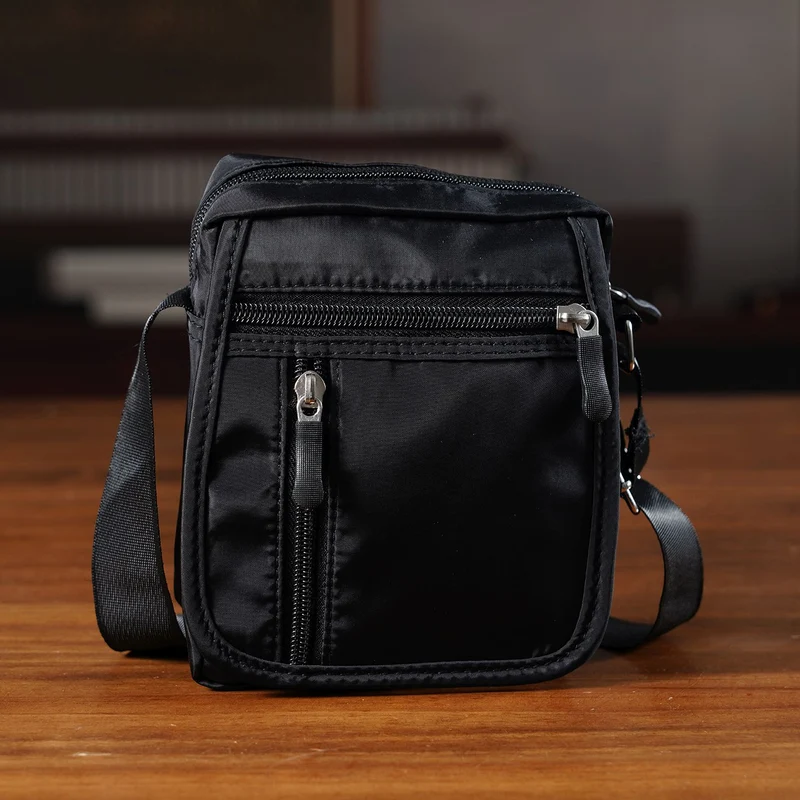 Umhängetasche mit mehreren Reißverschlussfächern und RFID-Schutz, Größe 12,5x6x16 cm, Rosenrot