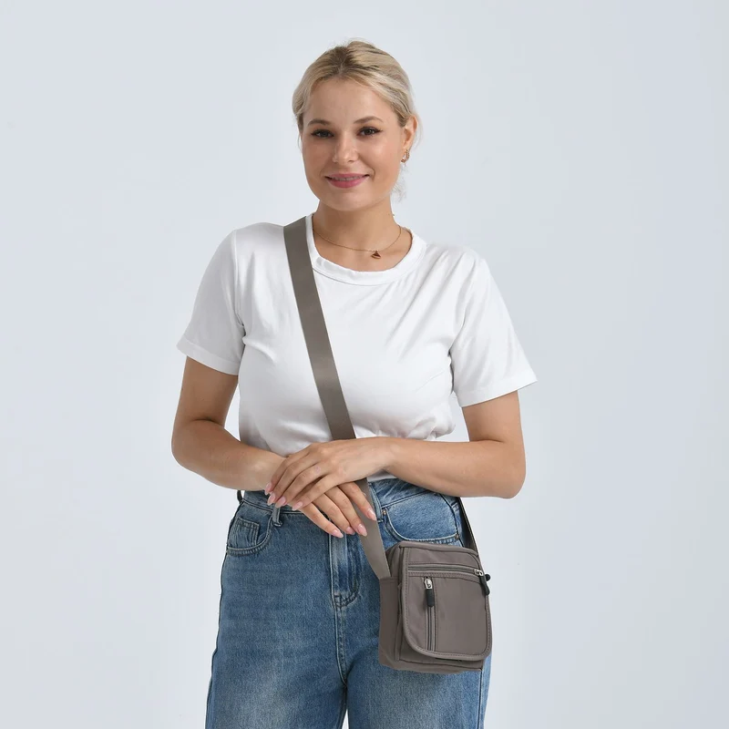 Umhängetasche mit mehreren Reißverschlussfächern und RFID-Schutz, Größe 12,5x6x16 cm, Rosenrot