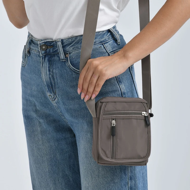 Umhängetasche mit mehreren Reißverschlussfächern und RFID-Schutz, Größe 12,5x6x16 cm, Rosenrot