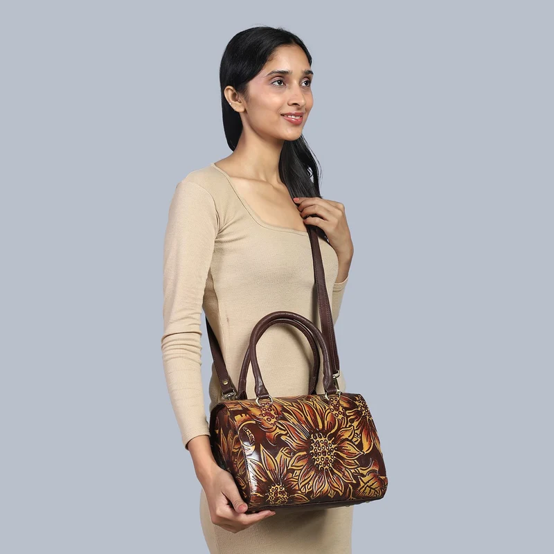 Handbemalte Leder Crossbody Tasche, 31.9 x 6.35 x 19.4 cm, Braun
