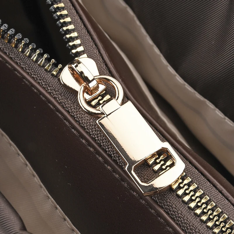 Urban Nylon Crossbody Tasche, 3 Außenfächer und 2 Innenfächer, 22 x 23 x 9 cm, Braun