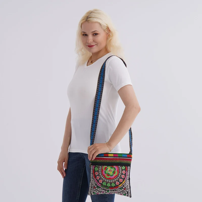 Bestickte Umhängetasche mit floralen Mustern, Boho-Stil, verstellbarer Trageriemen, 23x24cm, Lila Blüten