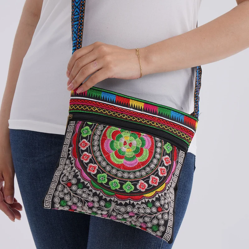 Bestickte Umhängetasche mit floralen Mustern, Boho-Stil, verstellbarer Trageriemen, 23x24cm, Lila Blüten