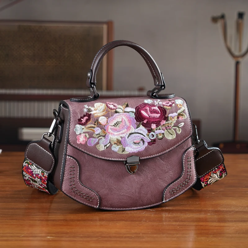 Kompakte Crossbody-Tasche mit floraler Stickerei, 23 x 9 x 17 cm, Lila