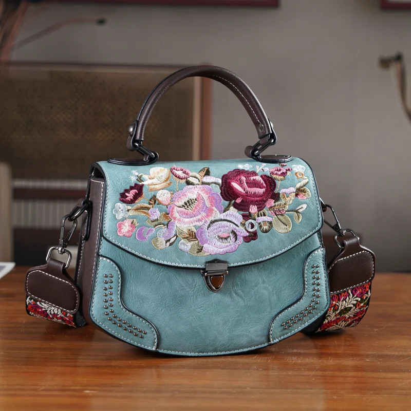 Kompakte Crossbody-Tasche mit floraler Stickerei, 23 x 9 x 17 cm, Lila
