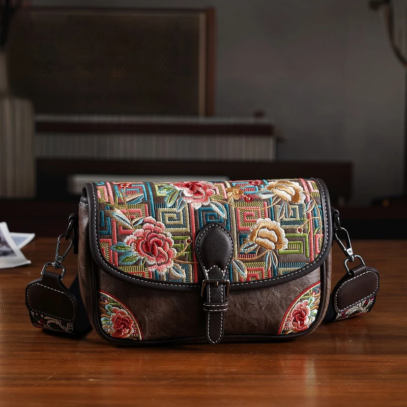 Bestickte Kunstleder Crossbody Tasche, Blumen Design, 22 x 8 x 16 cm, Schwarz