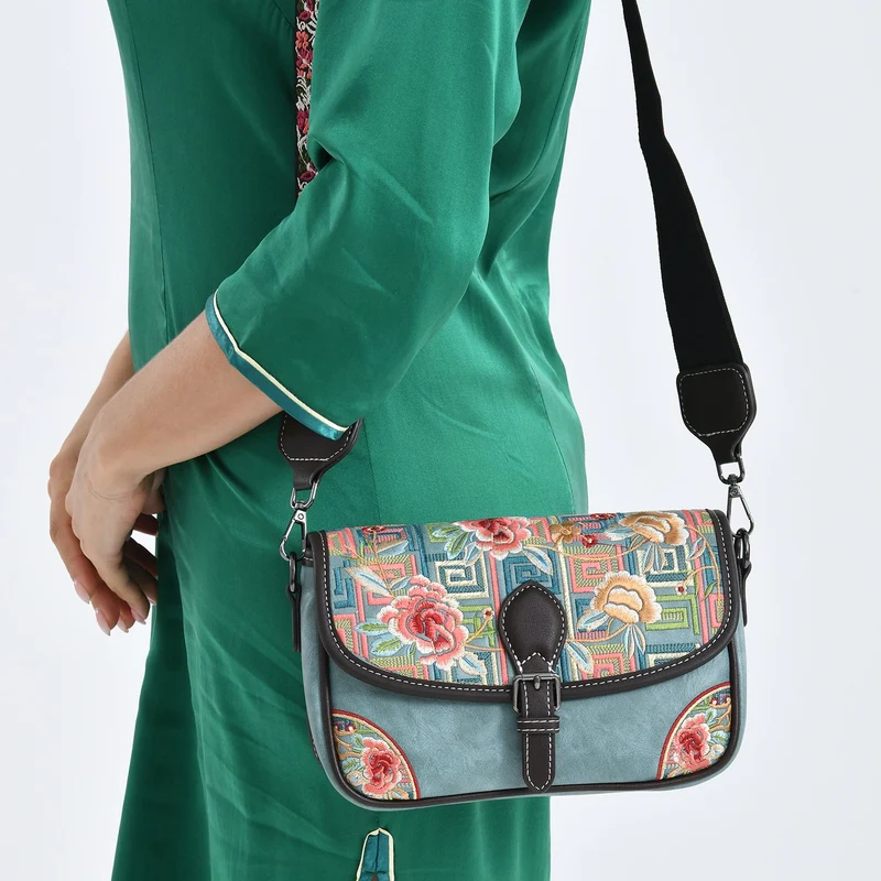Bestickte Kunstleder Crossbody Tasche, Blumen Design, 22 x 8 x 16 cm, Schwarz