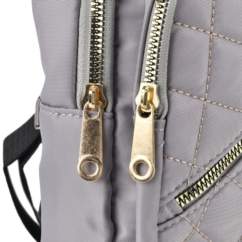 Stepp-Slingtasche mit RFID-Schutz und Kopfhöreröffnung, Größe: 17x7,5x30cm, Schwarz