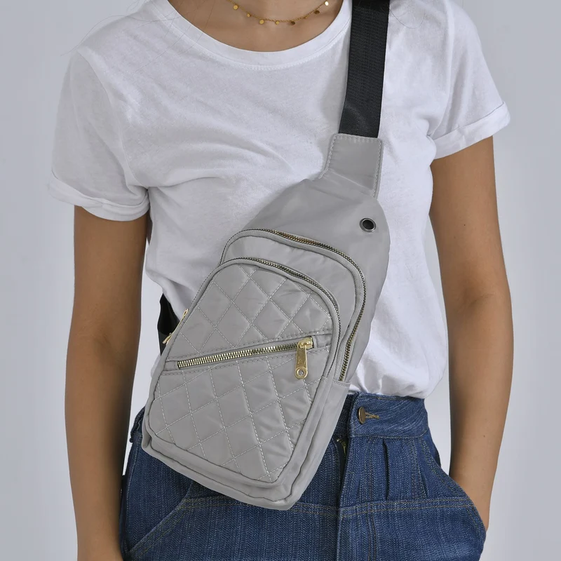 Stepp-Slingtasche mit RFID-Schutz und Kopfhöreröffnung, Größe: 17x7,5x30cm, Schwarz