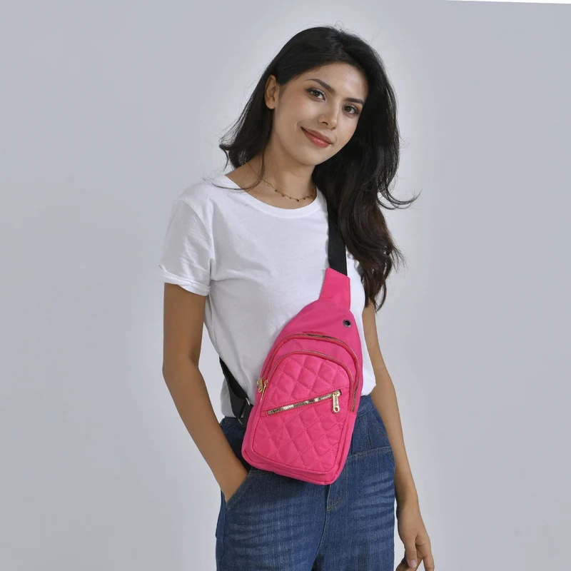 Stepp-Slingtasche mit RFID-Schutz und Kopfhöreröffnung, Größe: 17x7,5x30cm, Schwarz