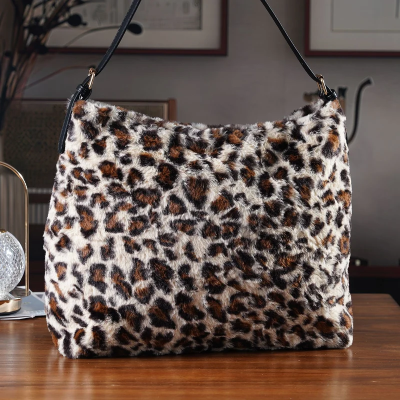 Leopardenmuster-Fellimitat-Tasche, 46x11x35 cm, Schwarz-Braun