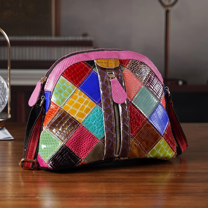 CHAOS BY ELSIE Leder Crossbody Tasche mit RFID Schutz und Reißverschlussfächern 19 x 11 x 20 cm Multicolor Rautenmuster