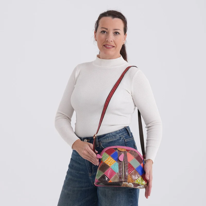 CHAOS BY ELSIE Leder Crossbody Tasche mit RFID Schutz und Reißverschlussfächern 19 x 11 x 20 cm Multicolor Rautenmuster