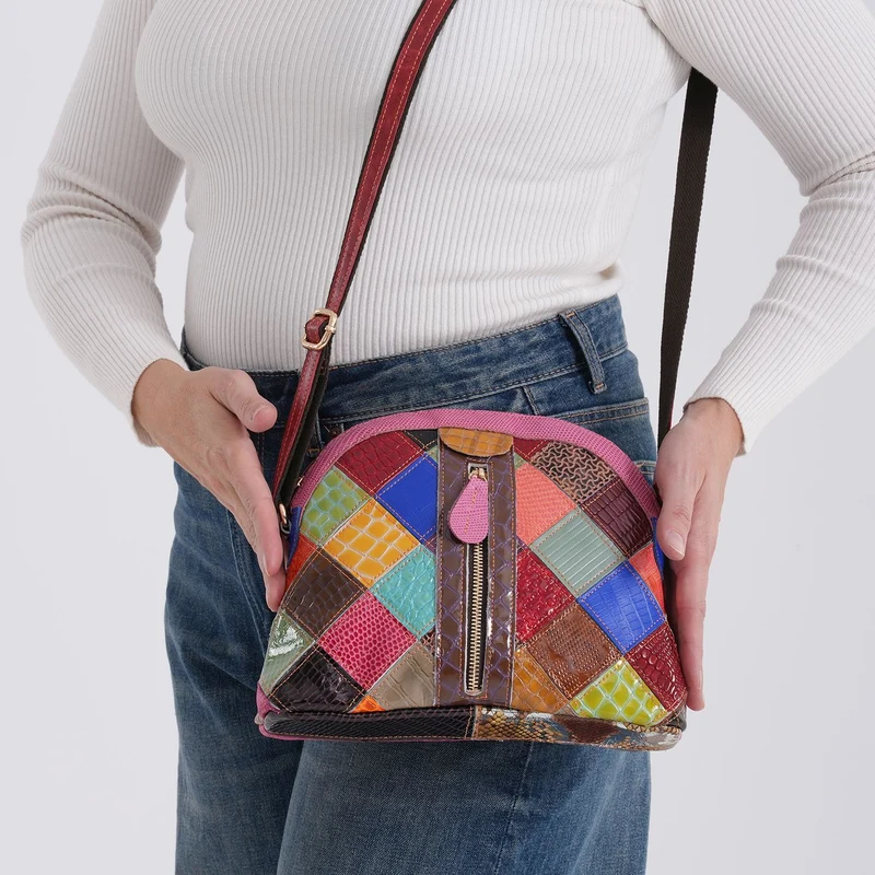 CHAOS BY ELSIE Leder Crossbody Tasche mit RFID Schutz und Reißverschlussfächern 19 x 11 x 20 cm Multicolor Rautenmuster