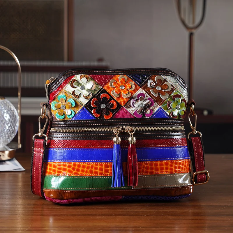 CHAOS BY ELSIE Leder Crossbody Tasche mit RFID Schutz und Reißverschlussfächern 19 x 11 x 20 cm Multicolor Rautenmuster