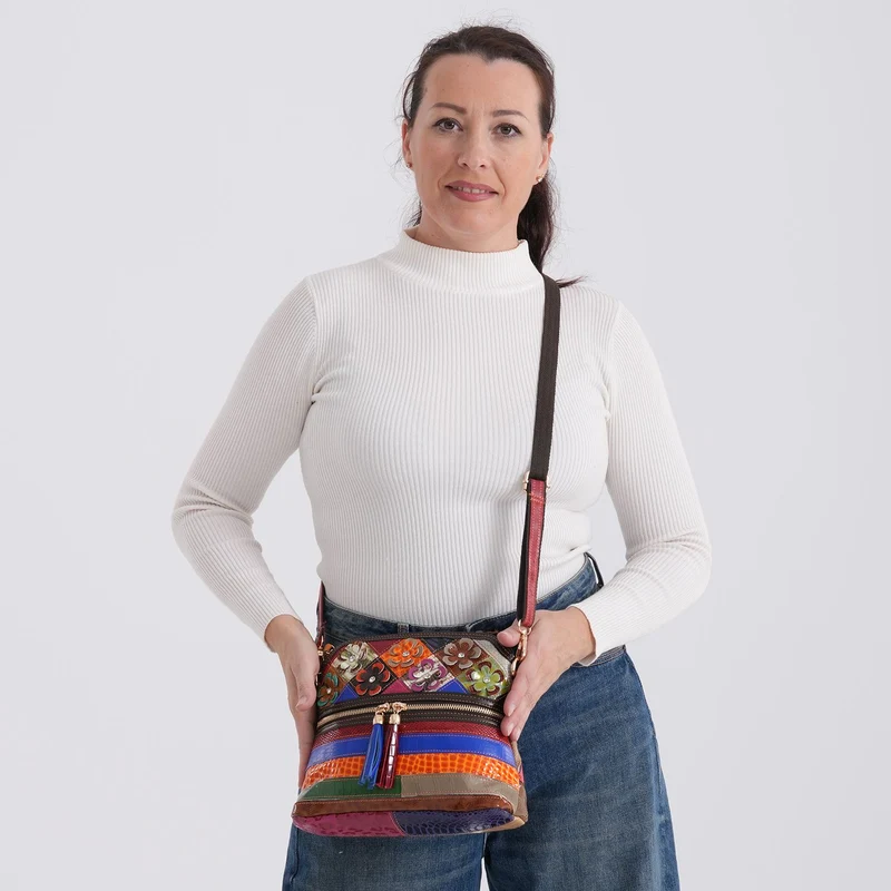 CHAOS BY ELSIE Leder Crossbody Tasche mit RFID Schutz und Reißverschlussfächern 19 x 11 x 20 cm Multicolor Rautenmuster