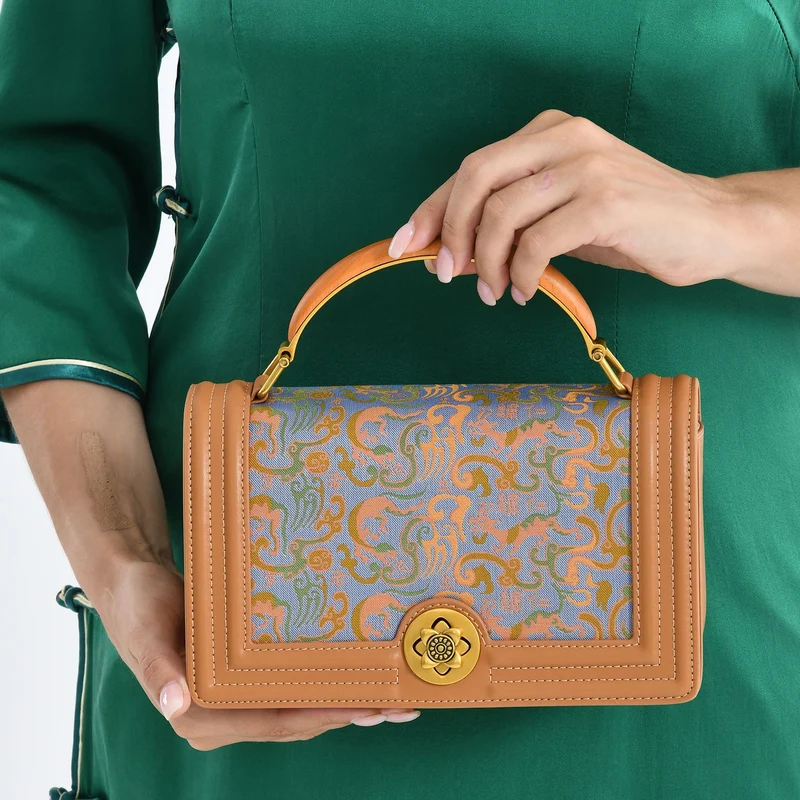 LA MAREY Signature Brokat Umhängetasche mit Drehverschluss, Seide und Echtleder, 23 x 10 x 13.5 cm, Braun