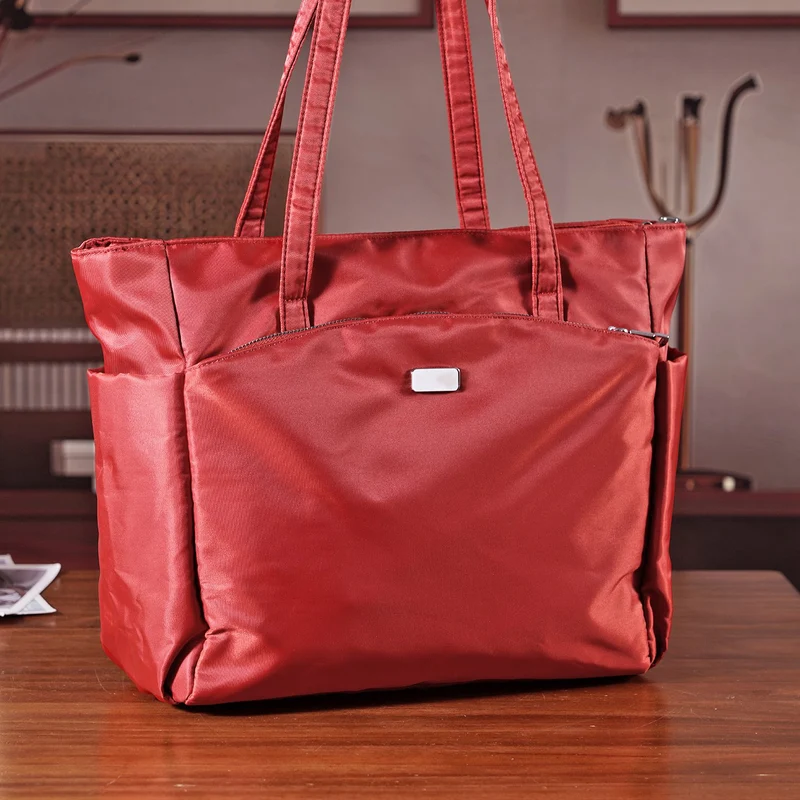 Elegante Signature Handtasche, edles Nylon Design mit 3 Reißverschluss Taschen und 2 offenen Außentaschen, ca. 30 x 30 x 10 cm, Gold