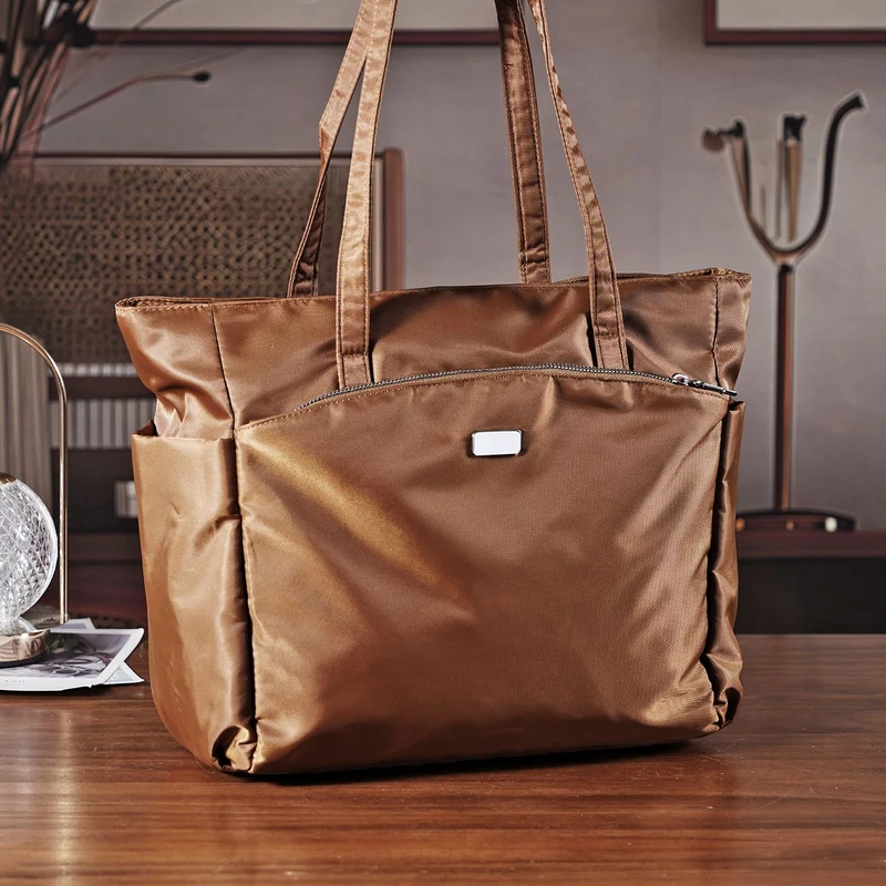 Elegante Signature Handtasche, edles Nylon Design mit 3 Reißverschluss Taschen und 2 offenen Außentaschen, ca. 30 x 30 x 10 cm, Gold