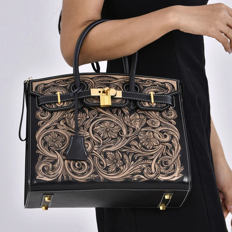 GRAND PELLE Elite Kollektion - Exklusive Handgravierte Leder-Padlock-Handtasche mit Floralem Meisterwerk, Größe 29,5 x 23 x 18 cm, Hellgrün