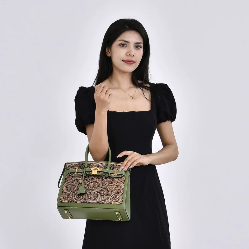 GRAND PELLE Elite Kollektion - Exklusive Handgravierte Leder-Padlock-Handtasche mit Floralem Meisterwerk, Größe 29,5 x 23 x 18 cm, Hellgrün
