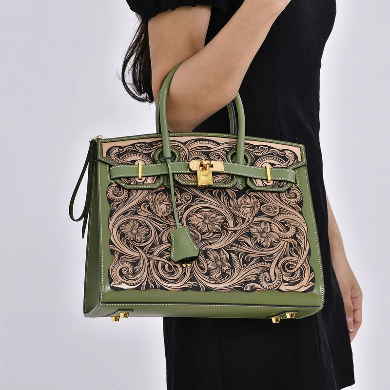 GRAND PELLE Elite Kollektion - Exklusive Handgravierte Leder-Padlock-Handtasche mit Floralem Meisterwerk, Größe 29,5 x 23 x 18 cm, Hellgrün