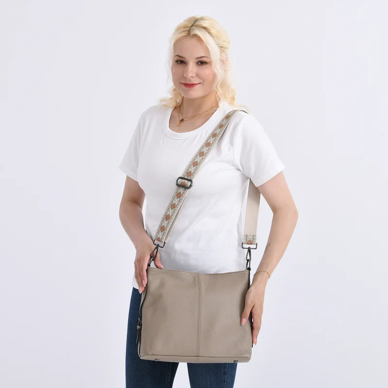Echtleder-Crossbody-Tasche aus geprägtem Leder, verstellbarer Schulterriemen (ca. 120 cm), 32x12x25 cm, Hellbraun