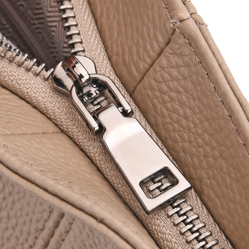 Echtleder-Crossbody-Tasche aus geprägtem Leder, verstellbarer Schulterriemen (ca. 120 cm), 32x12x25 cm, Hellbraun