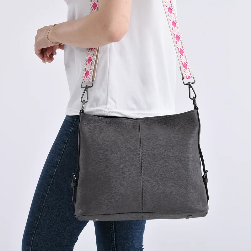 Echtleder-Crossbody-Tasche aus geprägtem Leder, verstellbarer Schulterriemen (ca. 120 cm), 32x12x25 cm, Hellbraun