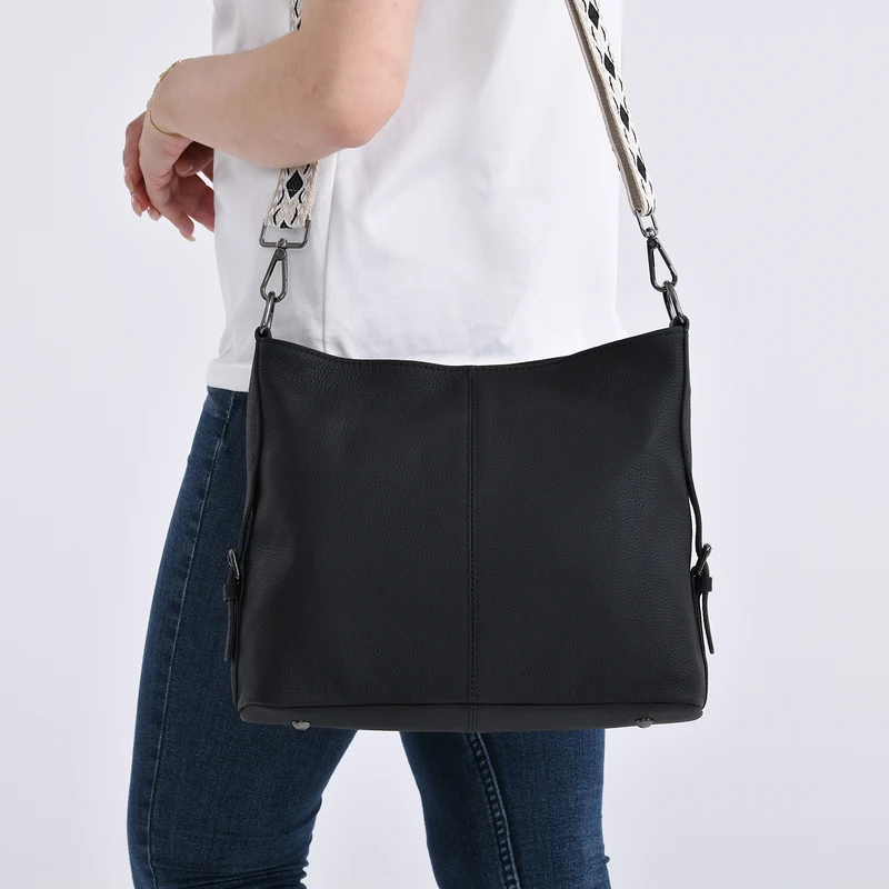 Echtleder-Crossbody-Tasche aus geprägtem Leder, verstellbarer Schulterriemen (ca. 120 cm), 32x12x25 cm, Hellbraun