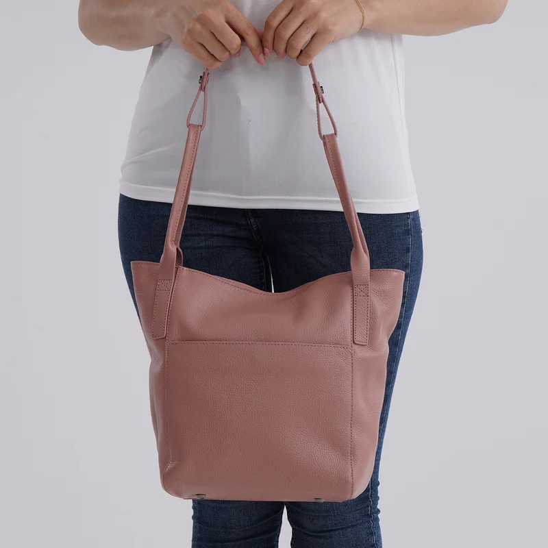 Echtleder-Tote-Bag mit Magnetverschluss-Außentasche und geräumigem Innenfach, 34x14x29 cm, Schwarz