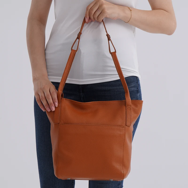 Echtleder-Tote-Bag mit Magnetverschluss-Außentasche und geräumigem Innenfach, 34x14x29 cm, Schwarz