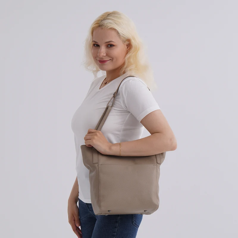Echtleder-Tote-Bag mit Magnetverschluss-Außentasche und geräumigem Innenfach, 34x14x29 cm, Schwarz