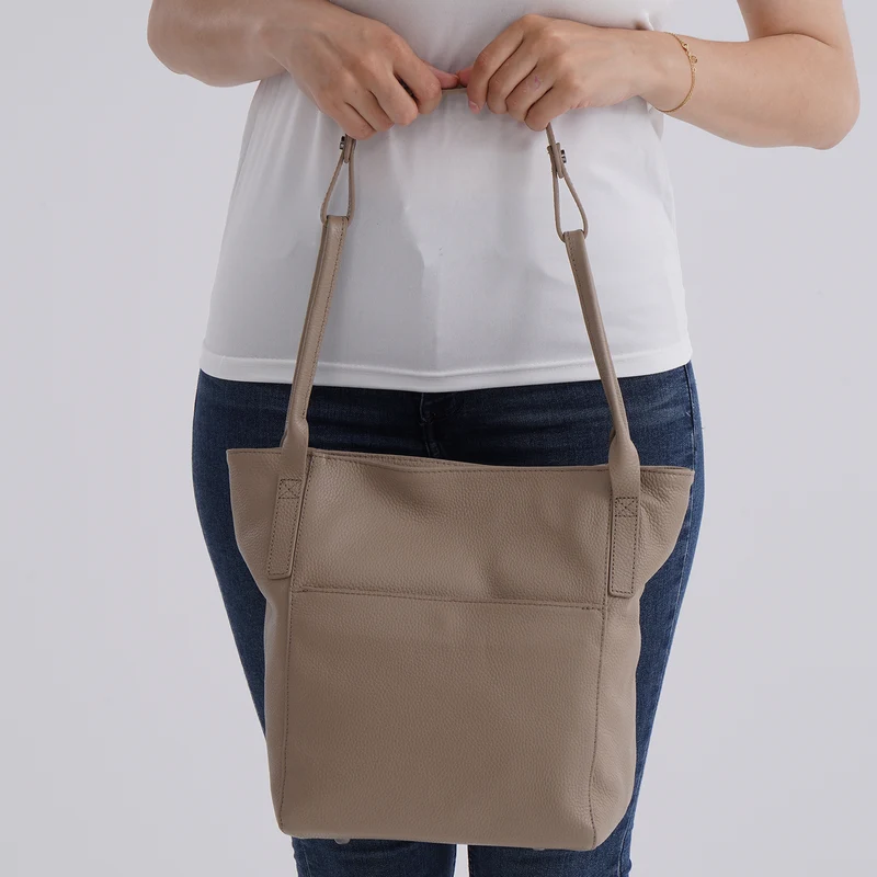 Echtleder-Tote-Bag mit Magnetverschluss-Außentasche und geräumigem Innenfach, 34x14x29 cm, Schwarz