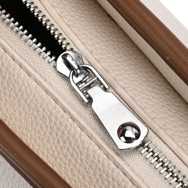 Crossbody Bag - Stilvoll und vielseitig mit großzügigem Stauraum und Designer-Anhänger in Kreuzform, 23x11x19 cm, Schwarz