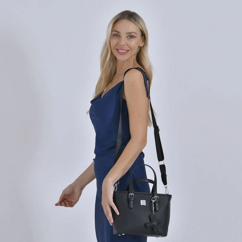 Crossbody Bag - Stilvoll und vielseitig mit großzügigem Stauraum und Designer-Anhänger in Kreuzform, 23x11x19 cm, Schwarz